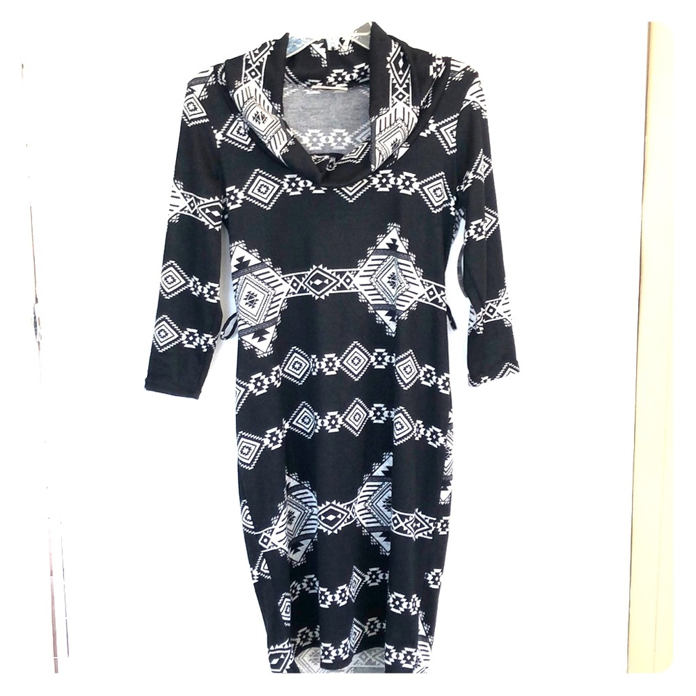 🦄 2/$16 Black aztec print turtle neck dress